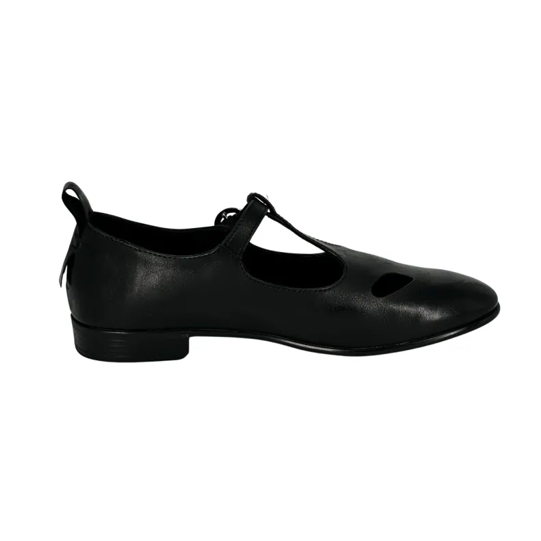 Shoe With Small Eyes And Handcrafted Buckle In Black Dipped Leather
